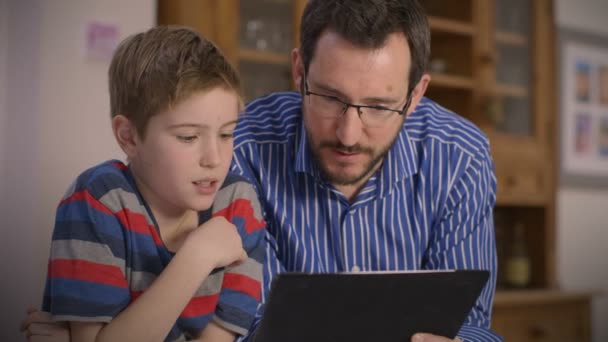 Padre e figlio utilizzando un tablet touchscreen — Video Stock