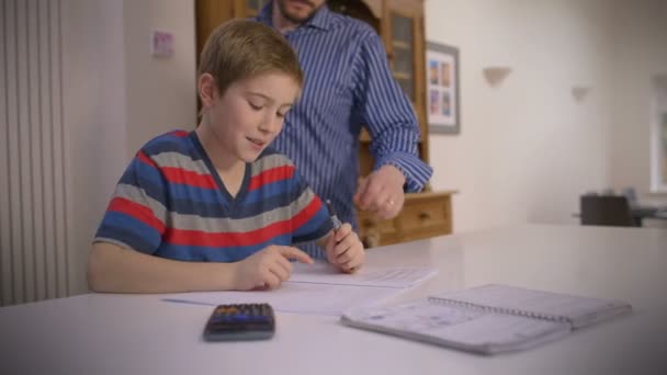 Babası küçük oğlu ev ödevlerinde yardımcı olur — Stok video