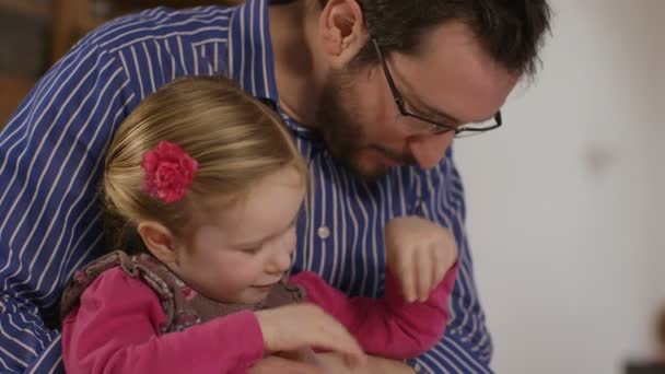 Vater liest seiner kleinen Tochter ein interessantes Märchen vor — Stockvideo