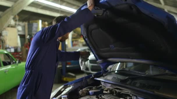 Mecânico de carro profissional trabalhando no serviço de reparação de automóveis — Vídeo de Stock