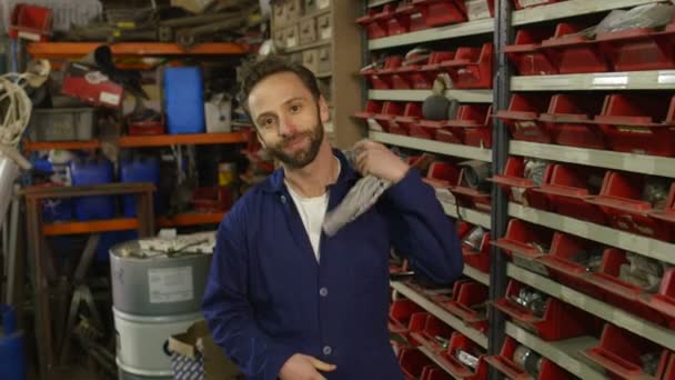 Retrato de mecánico de automóviles en taller de reparación — Vídeo de stock