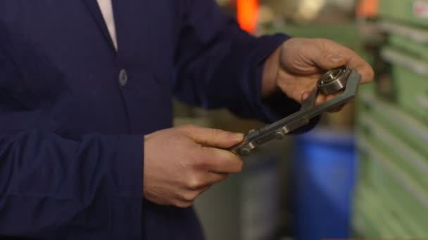 Mechanische reparatie van een deel van een motor in een auto reparatiewerkplaats — Stockvideo