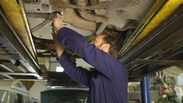 Mechanic taking photographs of car damage for insurance purposes — Stock Video