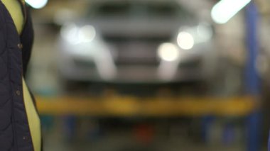 Tamirci bir araba anahtarı üzerinde bir garaj bir kadına teslim kadar yakın çekim