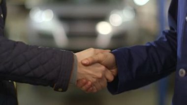 Kadar yakın makinist vurdu ve bir otomatik müşteri el tamir dükkanı.