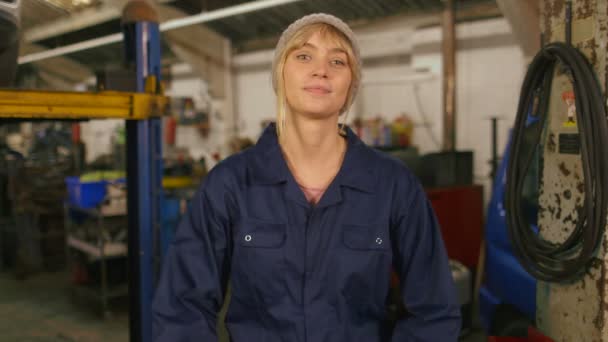 Portret van een vriendelijke vrouwelijke auto-mechanic — Stockvideo
