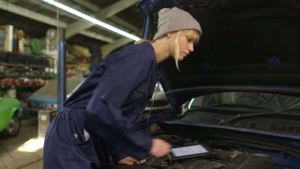 Portret kobiety mechanika za pomocą cyfrowego tabletu robiąc rutynowe badanie — Wideo stockowe