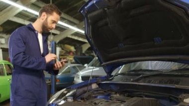 Makinist rutin bakım yaparken bir tanı aracı veri girme