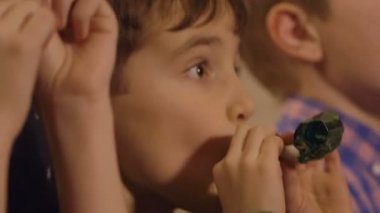 Bir doğum günü partisinde eğleniyor çocuklar heyecanlı