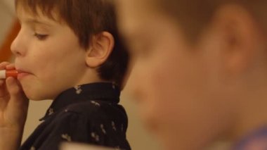 Bir doğum günü partisinde eğleniyor çocuklar heyecanlı