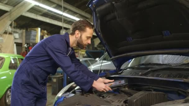 Portret przyjazny mechanika za pomocą cyfrowego tabletu — Wideo stockowe