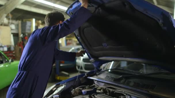 Mécanicien ferme le capot de la voiture — Video