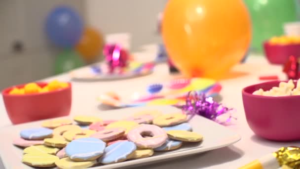 Красиво накрытый стол для детской вечеринки — стоковое видео