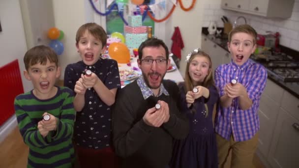 Família feliz celebrando um aniversário juntos em câmera lenta — Vídeo de Stock