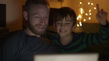 Baba ve oğul bir film tablet zevk