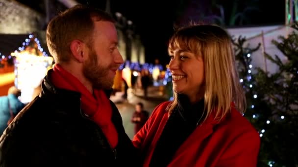 Attraktives glückliches Paar, das nachts auf der Straße spaziert — Stockvideo