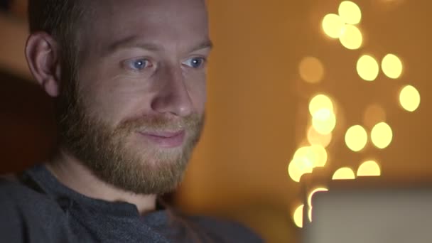 Glücklich attraktiver junger Geschäftsmann arbeitet bis spät in die Nacht — Stockvideo