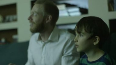 Babası bir video oyunu oğlu ile uzun bir günün ardından iş yerinde çalış