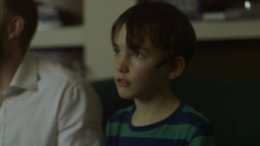 Babası bir video oyunu oğlu ile uzun bir günün ardından iş yerinde çalış