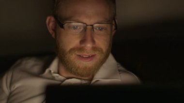 Genç işadamı bir film onun tablet zor bir günden sonra zevk