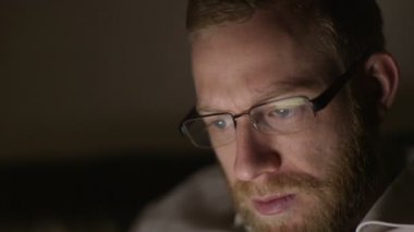 Yorgun ve stresli iş adamı geç geceye evden çalışma