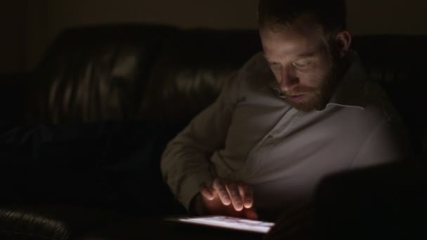 Man aan het werk vanuit huis laat in de nacht. — Stockvideo