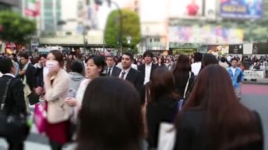 Tokyo, Japonya - 2013 yaklaşık: TH ünlü Shibuya kavşak geçiş insanlar