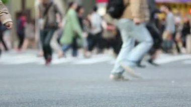 Yayalar, taşıt ve alışveriş büyük kalabalıklar içinde ünlü Shibuya çapraz