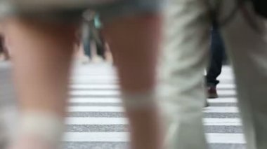 Yayalar, taşıt ve alışveriş büyük kalabalıklar