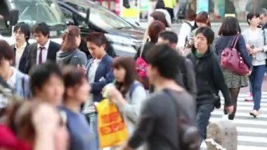 Tokyo, Japonya - 2013 yaklaşık: Büyük kalabalıklar yayalar, taşıt ve alışveriş