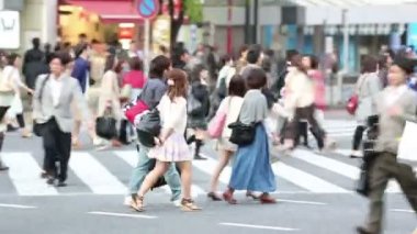 Tokyo, Japonya - 2013 yaklaşık: Büyük kalabalıklar yayalar, taşıt ve alışveriş