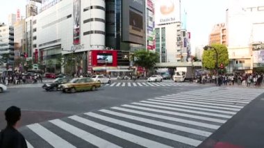 Tokyo, Japonya - 2013 yaklaşık: Büyük kalabalıklar yayalar, taşıt ve alışveriş