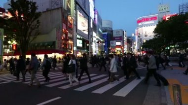 Tokyo, Japonya - 2013 yaklaşık: Shibuya, Merkez de akşam meşgul kavşak