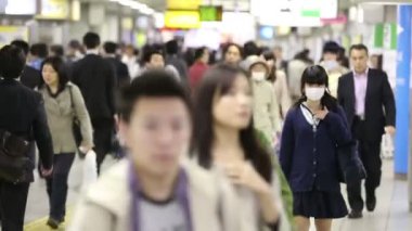 Tokyo, Japonya - 2013 yaklaşık: Sabah erken commuters çalışmak için yürüyüş kalabalıklar