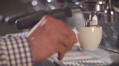 Barista espresso meşgul bir kahve dükkanında hazırlar