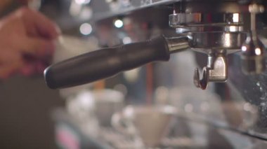 Barista espresso meşgul bir kahve dükkanında hazırlar