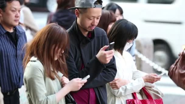 ТОКИО, Япония - CIRCA 2013: Люди просматривают интернет во время поездки на работу — стоковое видео