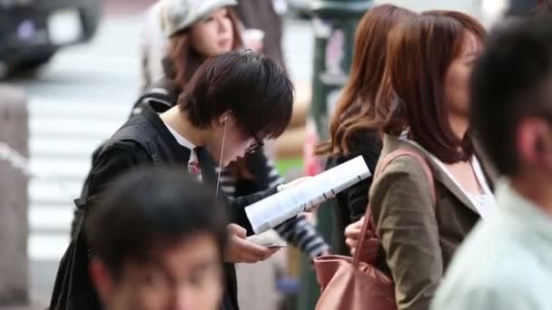 Tokyo, Japonya - 2013 yaklaşık: kişi çalışmak için browsing belgili tanımlık enterne süre commuting — Stok video