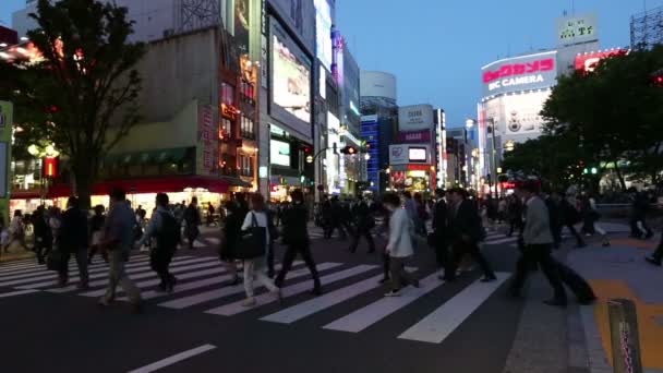 Tokio, Japonia - około 2013: Ruchliwym skrzyżowaniu w godzinach wieczornych w Shibuya, wieś — Wideo stockowe