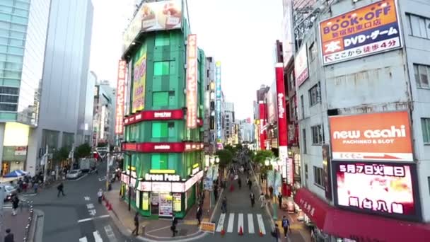 Tokio, Japonia - około 2013: Pan strzał ruchliwej ulicy — Wideo stockowe