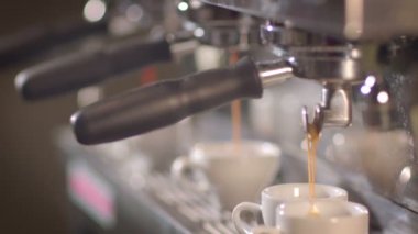 Meşgul bir kahve dükkanında espresso bardak hazırlanıyor