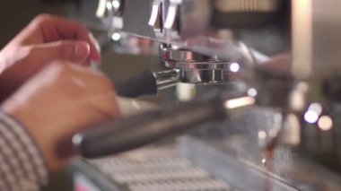 Meşgul bir kahve dükkanında espresso bardak hazırlanıyor