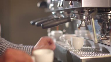 Meşgul bir kahve dükkanında espresso bardak hazırlanıyor