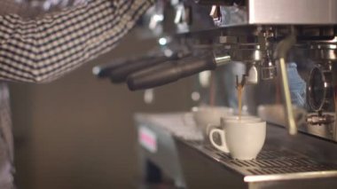 Meşgul bir kahve dükkanında espresso bardak hazırlanıyor