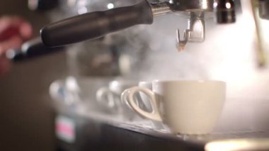 Meşgul bir kahve dükkanında espresso bardak hazırlanıyor