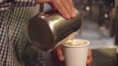 Bir take away fincan taze hazırlanmış latte