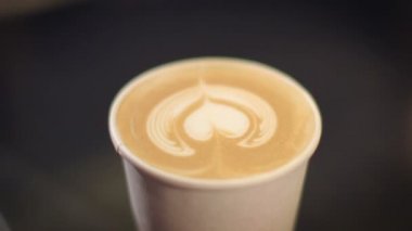 Bir take away fincan taze hazırlanmış latte