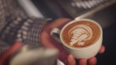 Latte sanat yapmak Barista portre