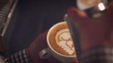 Latte sanat yapmak Barista portre