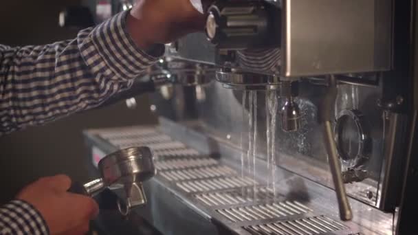 Meşgul bir kahve dükkanında espresso bardak hazırlanıyor — Stok video